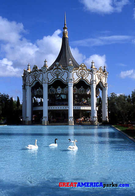 Columbia and swans
Swans on the reflecting pool add a touch of grace to the elegance of Carousel Columbia.

