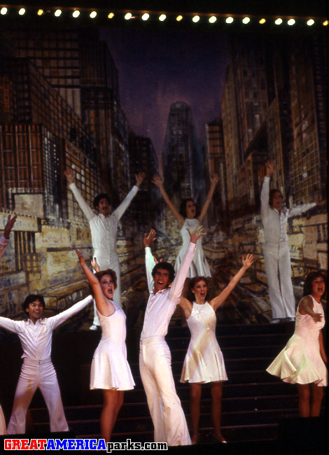 Broadway 1977
Santa Clara, CA
The Great America Singers perform in front of a New York City backdrop. From left on stage : Bubba Gong, unidentified female, unidentified male, Vivien Watson, and Angela Rosa. From left, upstage (rear): Rob Hyman, Deedee Brown, Bob Campbell.
