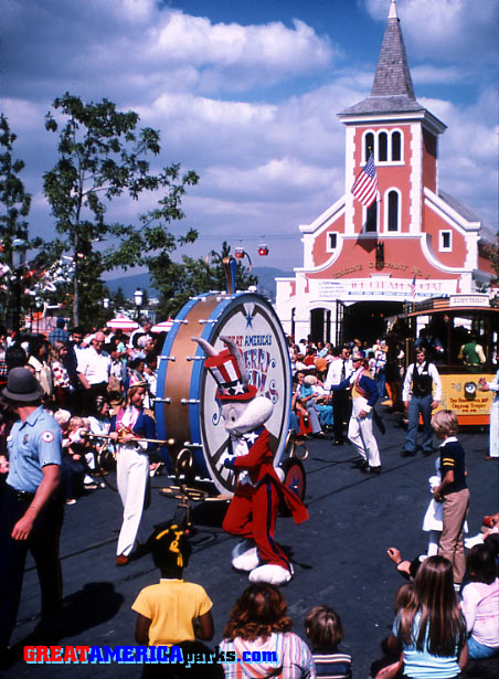 Merry Mardi Gras Parade
The large drum shows the name "Merry Mardi Gras Parade" although Bugs is blocking the view of it in this shot. The parade followed the trolley tracks in Hometown Square and Orleans Place.
