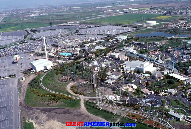 Santa Clara
This view of the Santa Clara park reveals a large portion of the parking lot's original configuration. In the right foreground is the Turn of the Century roller coaster before it was converted into the Demon roller coaster.
