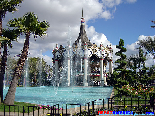 Carousel Columbia
17 April 2004
Santa Clara, California
Palm trees as well as landscaping reminiscent of Gilroy Gardens (formerly Bonfante Gardens) have been added alongside the reflecting pool of the Carousel Columbia for 2004.
