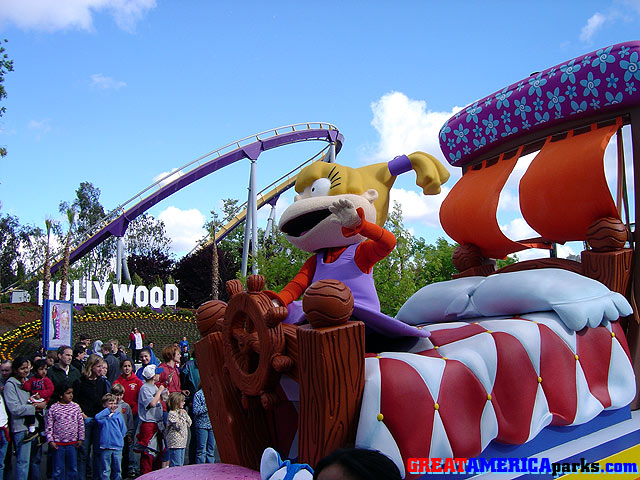 Wild Thornberrys
17 April 2004
Santa Clara, California
The Wild Thornberrys float passes through Hollywood Plaza.
