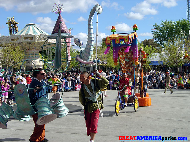 street performers in parade
17 April 2004
Santa Clara, California
A variety of street performers add to the fun of the parade.
