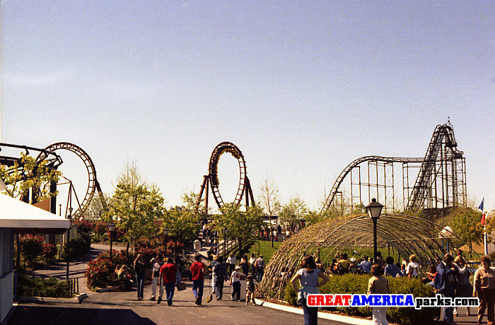 [i]Demon[/i] street scene
Santa Clara, CA -- 1980
This is a look at the [i]Demon[/i] from the street in County Fair. In this view, the rock structure that interlocked with the second vertical loop is seen as being still under construction.
