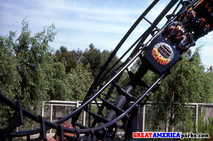 corkscrew closeup
Santa Clara, CA
Here is a closer look at a train as it passes through the corkscrew element.
