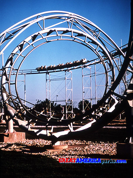 approaching the corkscrew
A train makes its way around a curve that will lead it down a drop into the corkscrew.
Keywords: Gurnee