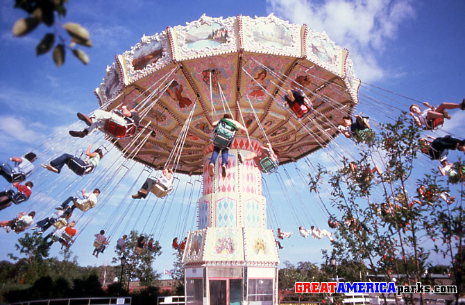 the swinging Whirligig
Gurnee, IL
The Whirligig at Marriott's GREAT AMERICA in Gurnee, Illinois swings riders through the air.
Keywords: Gurnee