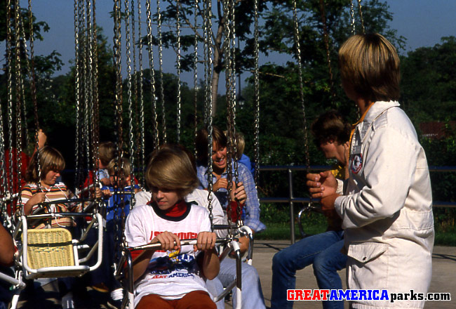 individual swings
Gurnee, IL
Riders are seated in individual swings on the Whirligig.
Keywords: Gurnee