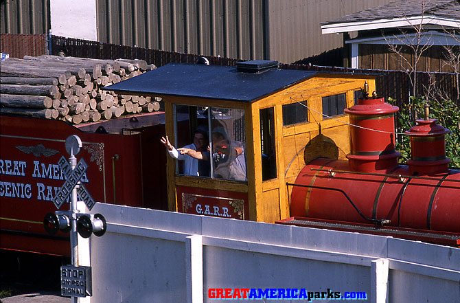 Gurnee crossing again
Gurnee, IL
Here is another look at Gurnee's red engine number 16 as it passes through a backstage railroad crossing.
Keywords: Gurnee