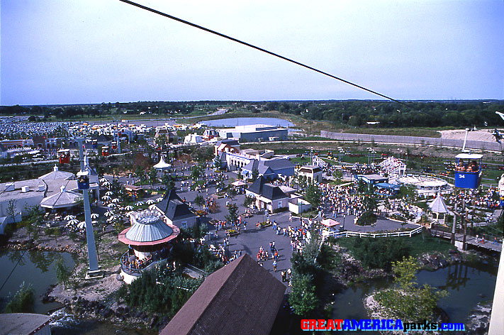 Cajun Cliffhanger aerial
Gurnee, IL
The Cajun Cliffhanger is visible just left of the center foreground in this shot taken from the Southern Cross skyride. To the left of the Cajun Cliffhanger is the Delta Flyer / Eagle's Flight skyride. On the right side of the image, just left of a blue Southern Cross skyride cabin, is the Orleans Orbit ride.
Keywords: Gurnee