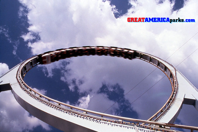 Gurnee loop
Gurnee, IL
This is a dramatic view of the Tidal Wave's loop in Gurnee. The cable of the Southern Cross skyride is seen in the background on the right.
Keywords: Gurnee