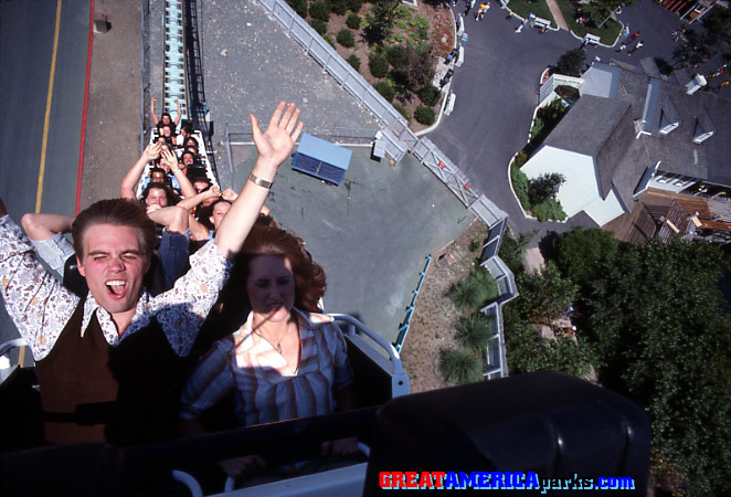 racing skyward
Santa Clara, CA
Exhilarated riders race towards the sky on the Tidal Wave.
