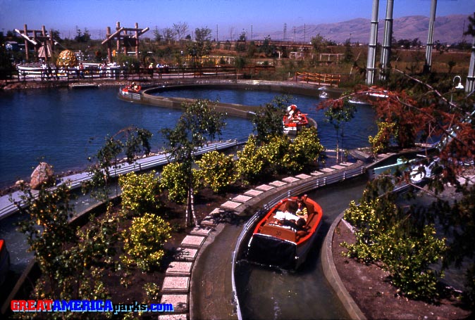 Yankee Clipper outbound and inbound
Santa Clara, CA
The boat on the right has just left the station and is nearing the first lift at the beginning of its voyage. The other boats are on their way back into the station. In the left background is the Buzzy Bee children's ride.
