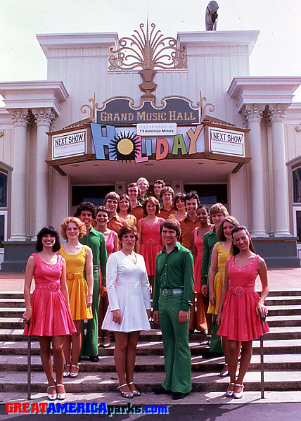 Holiday 1977 Gurnee Cast
Gurnee, IL
The Gurnee cast of "Holiday" poses for a photo outside the Grand Music Hall in 1977.
