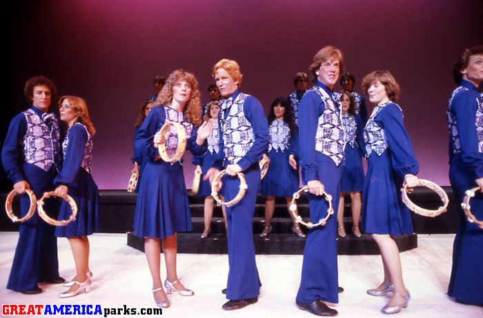 tambourines
Santa Clara, CA
Santa Clara Great America Singers from "Music America 1979". From left: Mitch Bandanza, Theresa Tracy, Dena Drotar, Steve Isom, Tommy Anderson, unidentified female, unidentified male. In the background, center, is Irene Liu.
