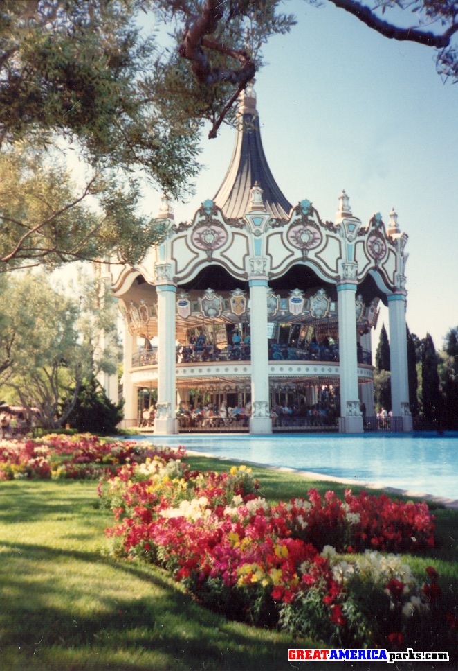 Columbia Carousel, side view
A side view of the Carousel Columbia with landscaping framing the shot.  Note the pastel colors on the facade of the carousel building.
Keywords: Carousel Columbia colors flowers