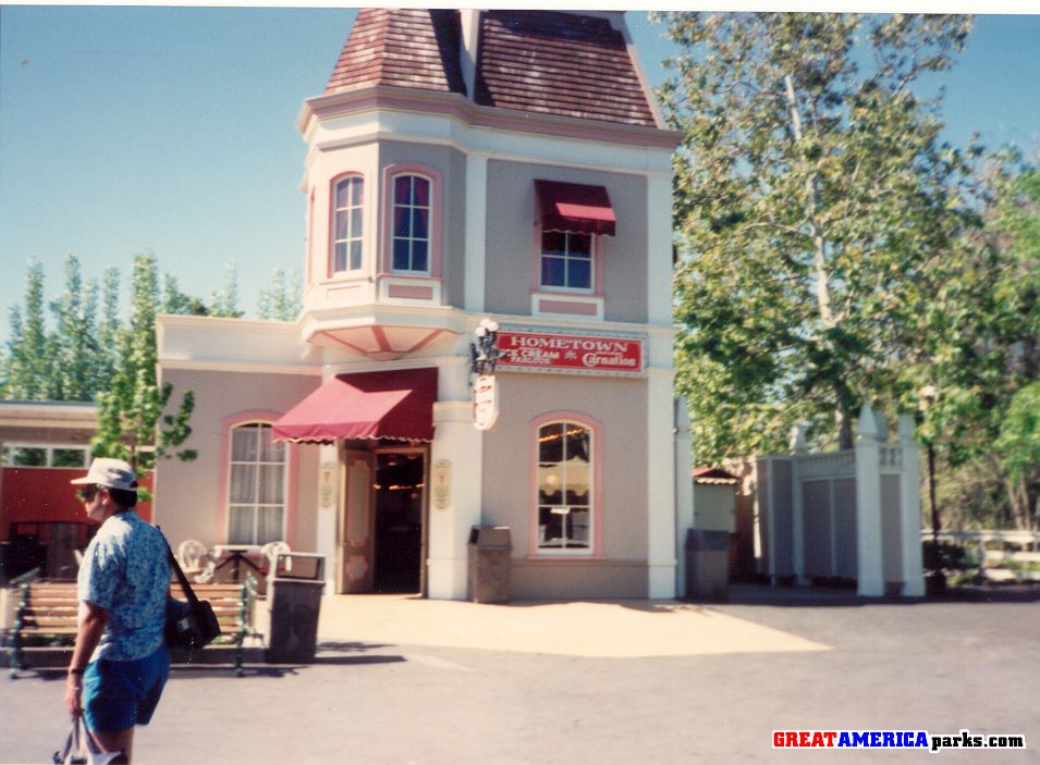 Hometown Square ice cream shop
This store has been many things in both parks... in 1990 in Santa Clara it was the Hometown Carnation Ice Cream shop.  In Gurnee at this time it was called "Hocus Pocus".
