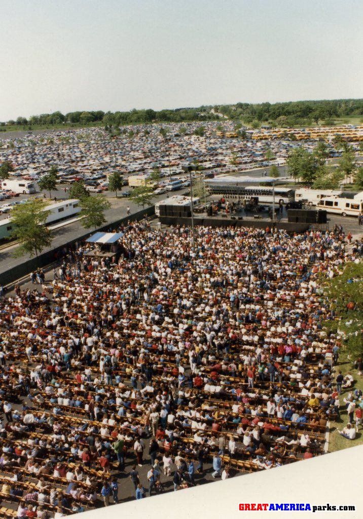 Picto plaza concert
Big concert with real seats
