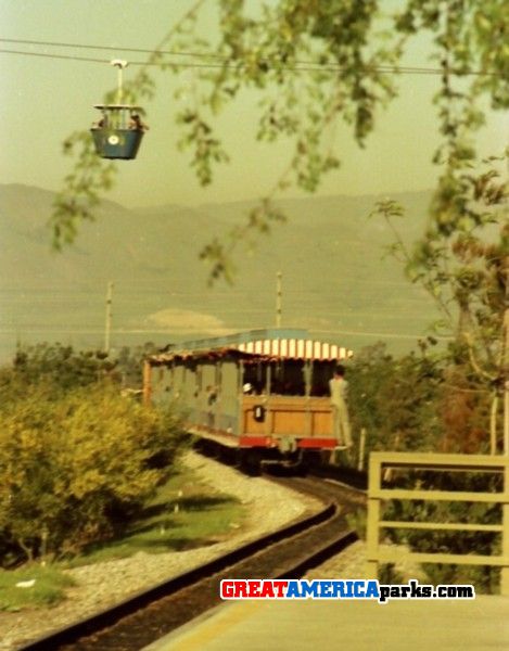 The Train leaving the Hometown sq. station
